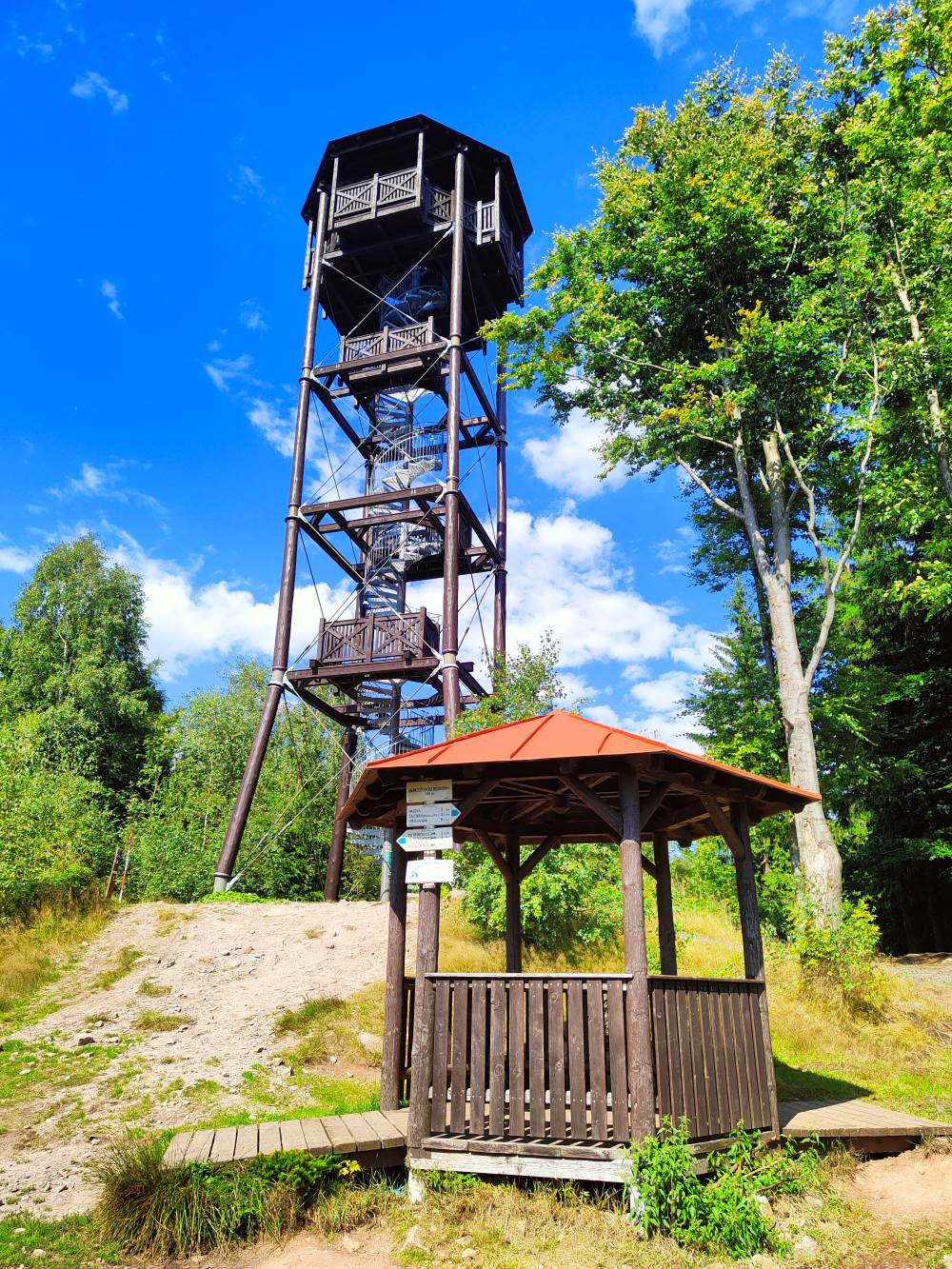 Wieża widokowa na szczycie Markoušovický hřeben