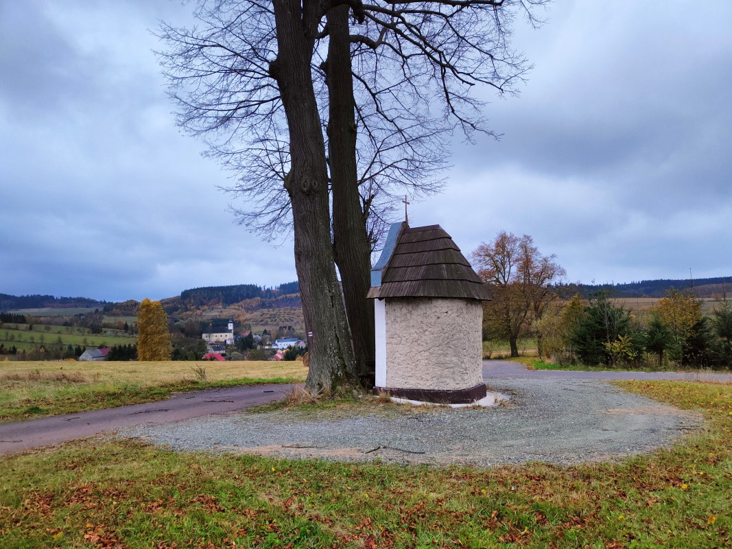 Przy kapliczce – Świerki